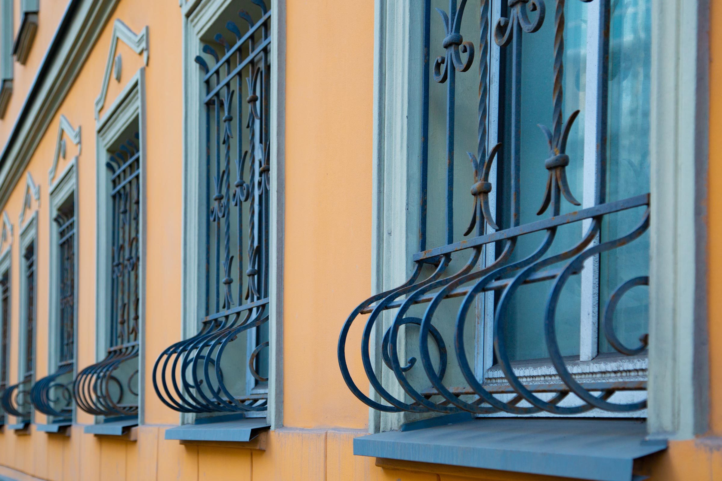 window-grills-with-a-bulge-GettyImages-1311816396-MLedit